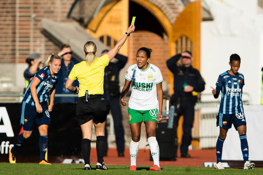 Domare Sara Persson ger Hammarbys Madelen Janogy ett gult