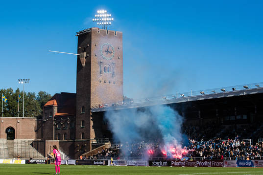 Djurgårdens supportrar med bengaler