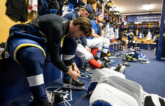 Leksands målvakt Axel Brage förbereder sig innan