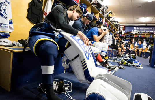 Leksands målvakt Axel Brage förbereder sig innan