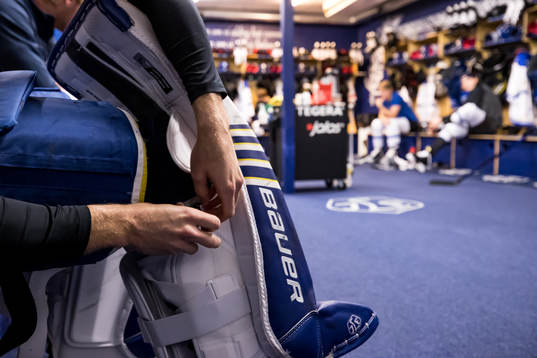 Leksands målvakt Axel Brage förbereder sig innan