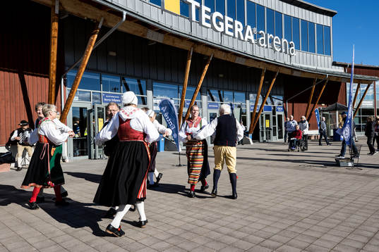 Leksands folkdanslag dansar utanför Tegera Arena innan