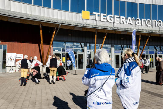Leksands folkdanslag dansar utanför Tegera Arena innan