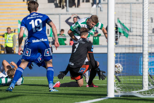Västerås Erik Björndahl och Sundsvalls målvakt Andreas