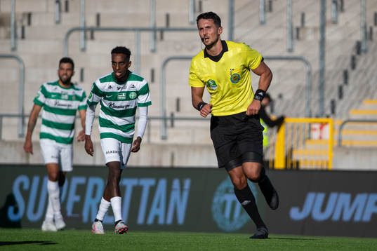 domare Adi Aganovic och Västerås Taha Abdi Ali