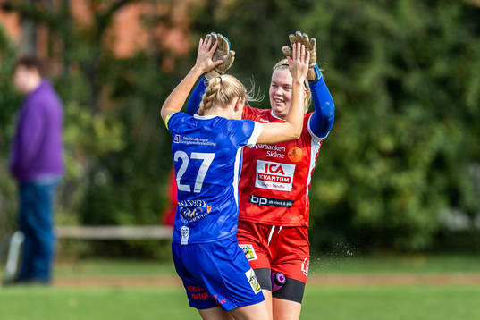 Södra Sandbys Elin Johansson och målvakt Hanna Amboldt