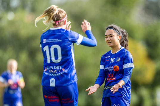 Södra Sandbys Isabella Nilsson och Sandra Welander jublar
