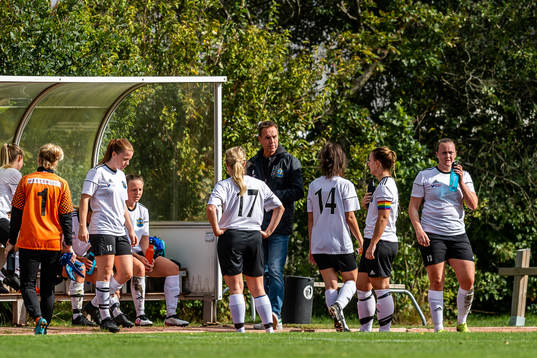 Lilla Torgs tränare Tom Åkerberg samlas spelarna