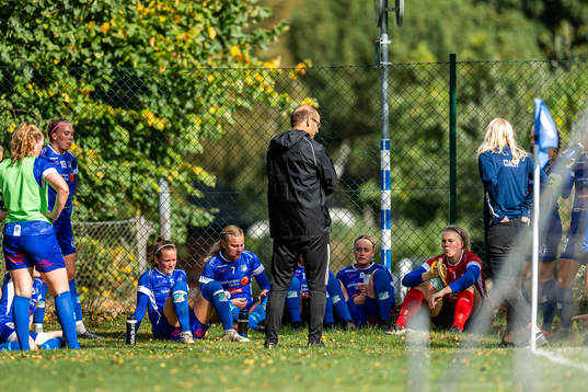 Södra Sandbys spelare i halvtidspausen
