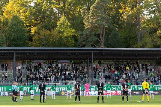 En tyst minut hålls innan fotbollsmatchen i Superettan