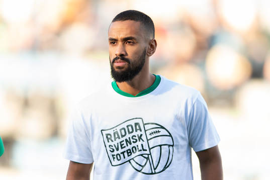 Jönköpings Junes Barny vid lineup innan fotbollsmatchen i
