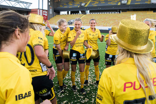 under fotbollsmatchen i damernas division 3 västra mellan