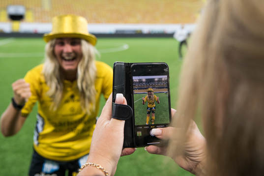 Elfsborgs Ebba Johansson blir fotograferade med mobiltelefon