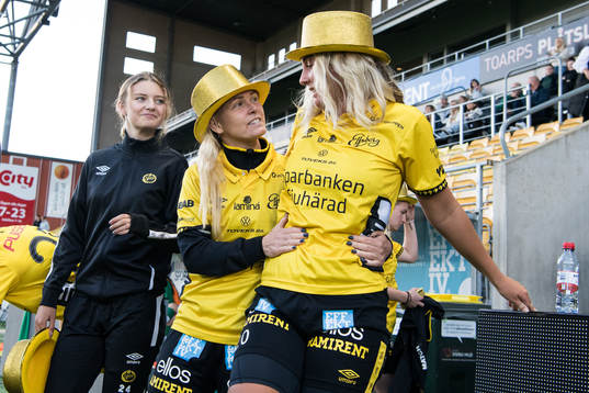 Elfsborgs Sara Jardving klappar om Ebba Johansson som fick