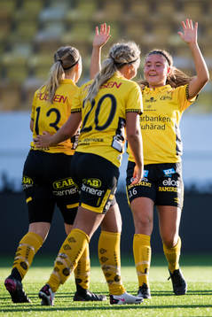 Elfsborgs Evelina Brink jublar med Ebba Johansson och