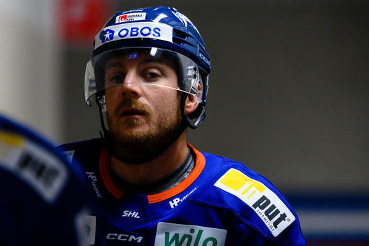 Växjös Erik Josefsson före ishockeymatchen i SHL mellan