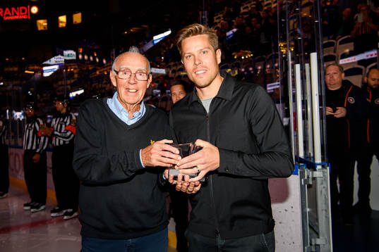 Växjös målvakt Viktor Fasth tilldelas Honken Trophy som