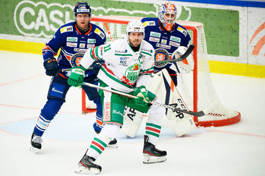 Rögles Mattias Sjögren framför Växjös Ludvig Claesson