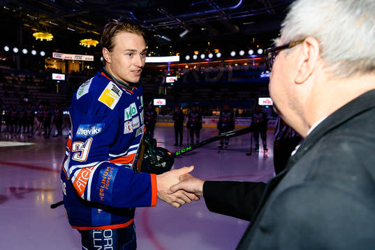 Växjös Pontus Holmberg tilldelas priset för Årets MVP