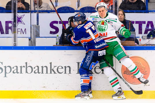 Växjös Emil Forslund tacklar Rögles Erlend Lesund