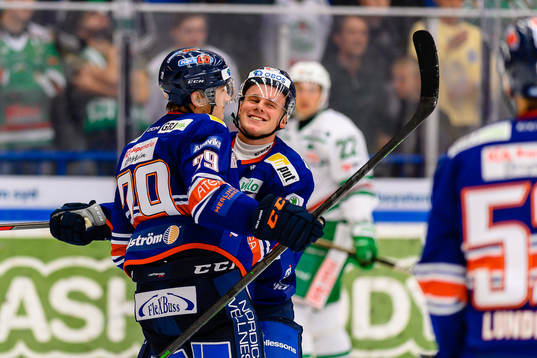 Växjös Pontus Holmberg och Olle Lycksell jublar eter mål