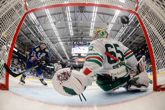 Växjös Richard Gynge gör mål 3-1 bakom Rögles målvakt