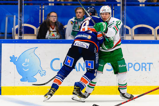 Växjös Ludvig Claesson tacklar Rögles Oskar Pettersson