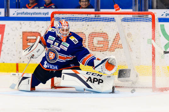 Växjös målvakt Janis Kalnins när Rögles Leon Bristedt