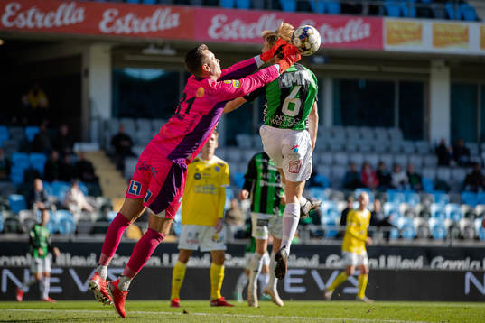 Falkenbergs målvakt Viktor Noring och GAIS August Wängberg