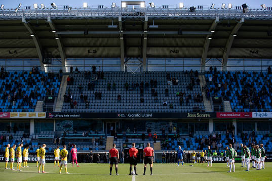 En tyst minut innan fotbollsmatchen i Superettan mellan