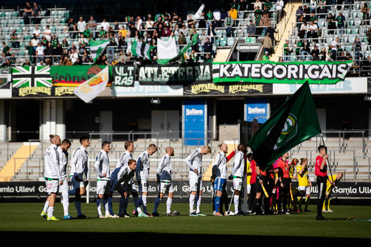 GAIS på line up innan fotbollsmatchen i Superettan mellan