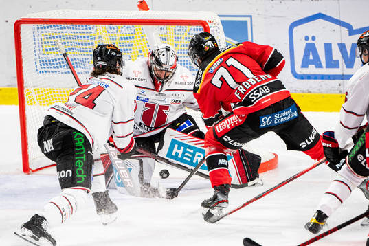 Luleås Linus Fröberg oroar framför Örebros målvakt