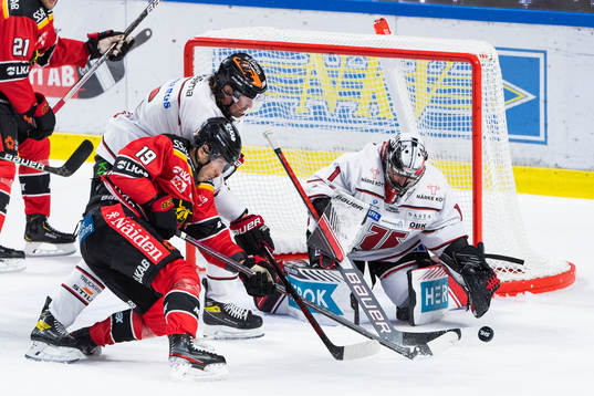 Luleås Konstantin Komarek och Örebros målvakt Jhonas