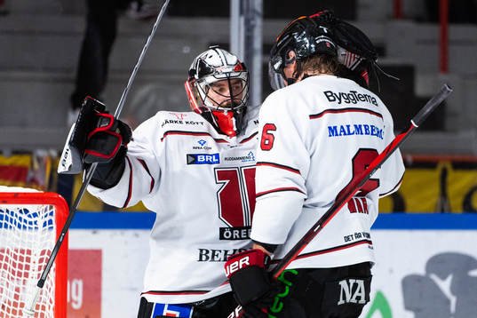 Örebros målvakt Jhonas Enroth jublar