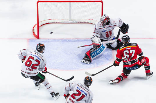 Luleås Linus Omark och Örebros målvakt Jhonas Enroth