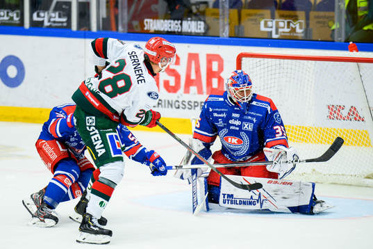 Frölundas Johan Sundström och Oskarshamns målvakt Joe