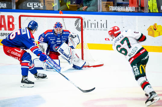 Oskarshamns Emil Martinsen Lilleberg och målvakt Joe