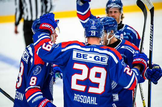 Oskarshamns Fredrik Olofsson jublar med lagkamrater