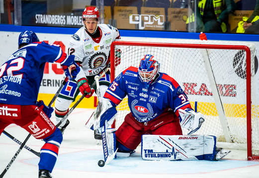Frölundas Max Friberg och Oskarshamns målvakt Joe Cannata