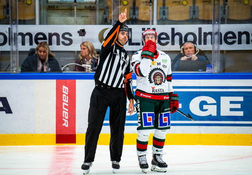Domare Richard Magnusson och Frölundas Jens Olsson tittar