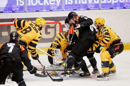 Brynäs Tom Hedberg och Nick Olesen oroar framför