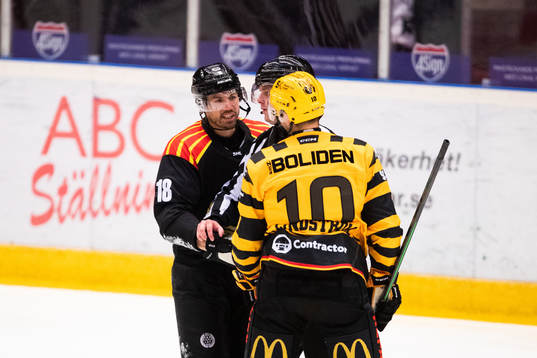 Linjedomare Daneil Persson går mellan Brynäs Anton Rödin