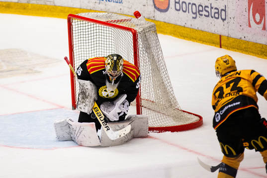 Brynäs målvakt Veini Vehviläinen med räddning