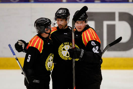 Brynäs Chay Genoway , Anton Rödin och Tom Hedberg jublar