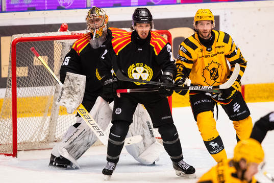 Brynäs målvakt Veini Vehviläinen, Kristofer Berglund och