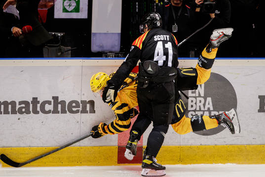 Skellefteås Joakim Lindström och Brynäs Greg Scott