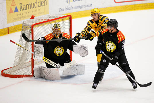 Skellefteås Linus Karlsson oroar framför Brynäs målvakt
