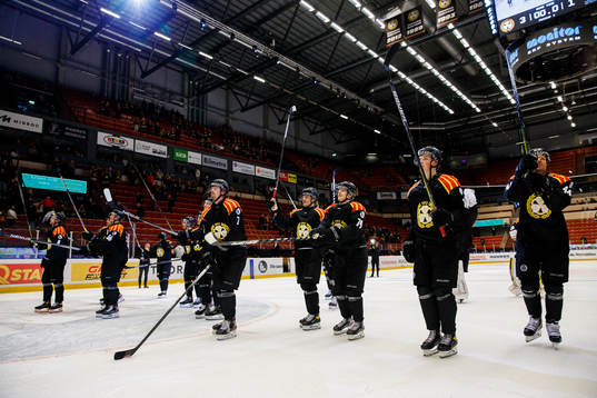 Brynäs spelare jublar efterishockeymatchen i SHL mellan