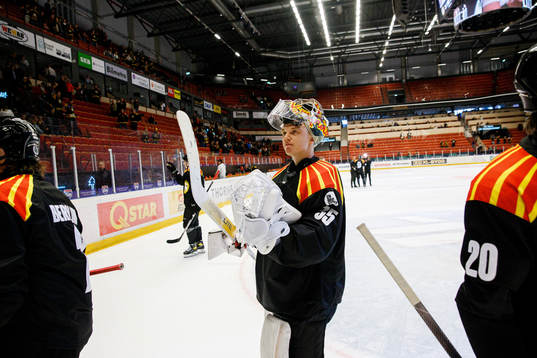 Brynäs målvakt Veini Vehviläinen jublar