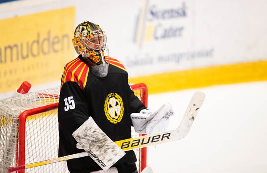 Brynäs målvakt Veini Vehviläinen jublar